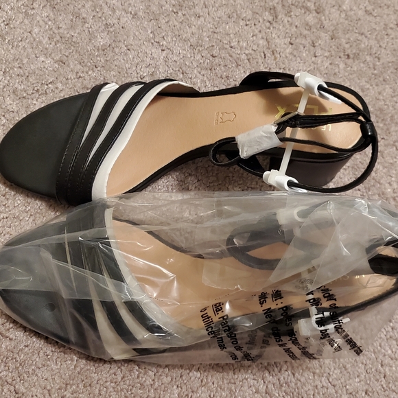 NEW BLACK LEATHER OPEN TOED SANDELS W/ BLOCK HEEL - Picture 2 of 3